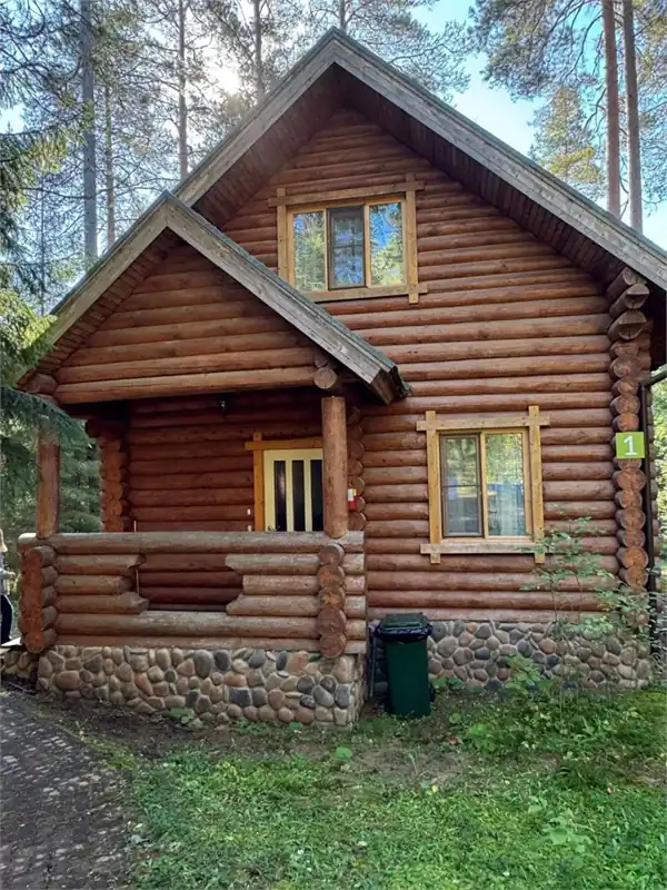 Бревенчатый коттедж «Озерный лаундж» с кухней