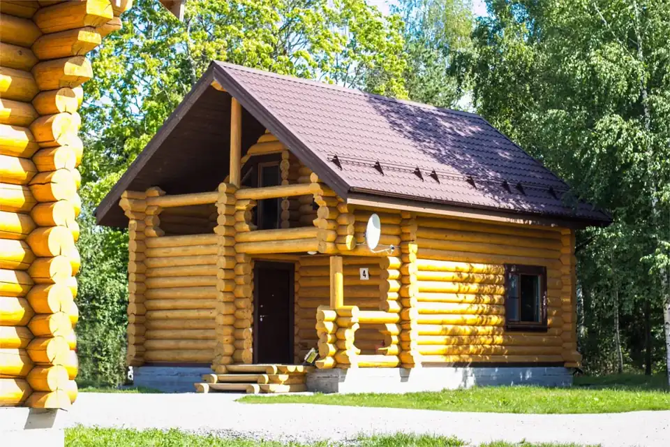 Бревенчатый коттедж 90 м² с двумя спальнями