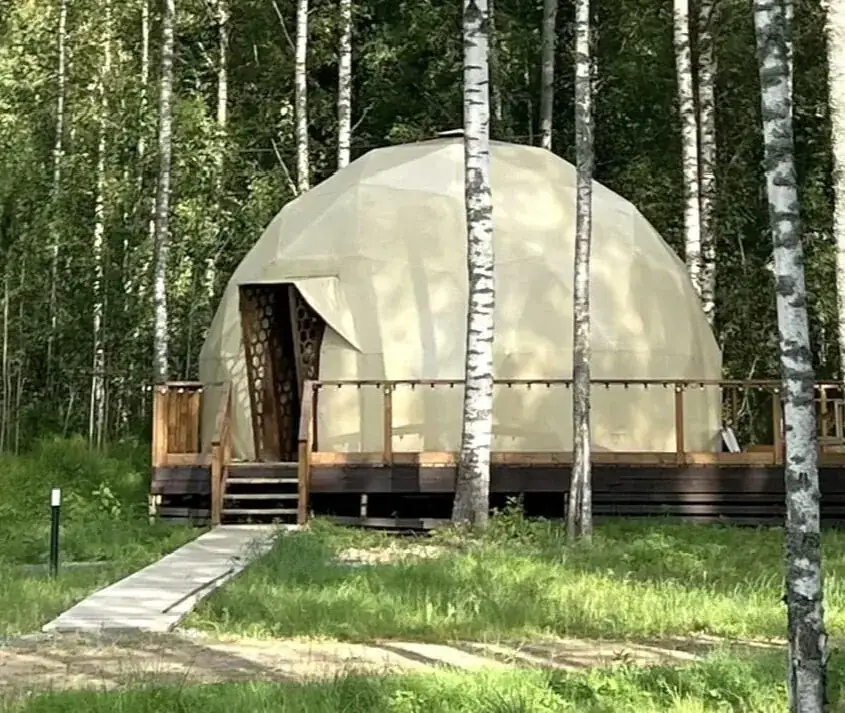 Купол-сфера 42 м² с панорамными окнами в лесу