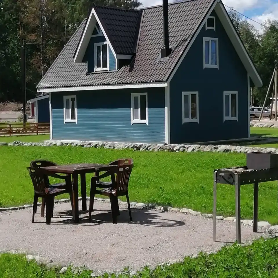 Двухэтажный коттедж с камином и тремя спальнями