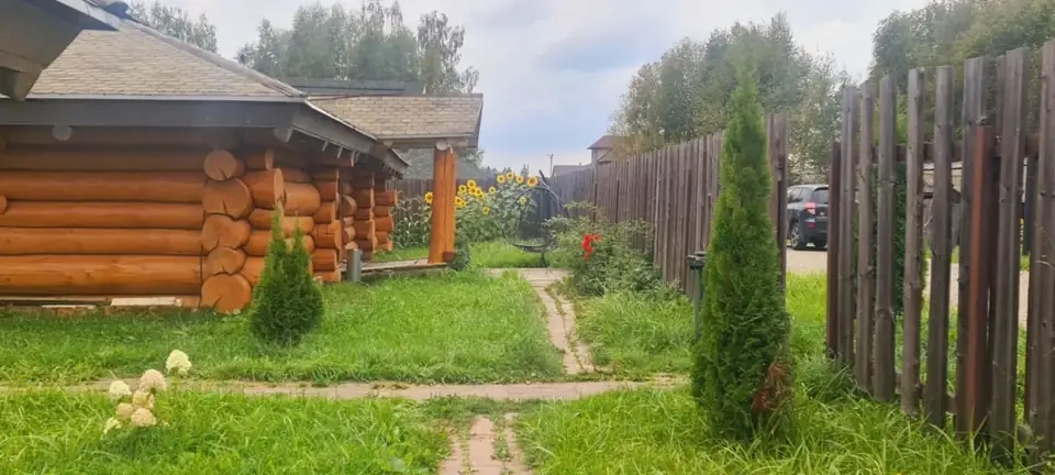 Изба люкс из рубленого бревна с двумя спальнями