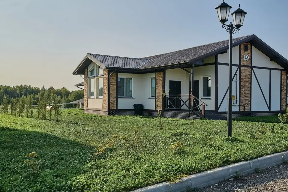 Трёхкомнатный коттедж 120 м² с двумя спальнями и террасой
