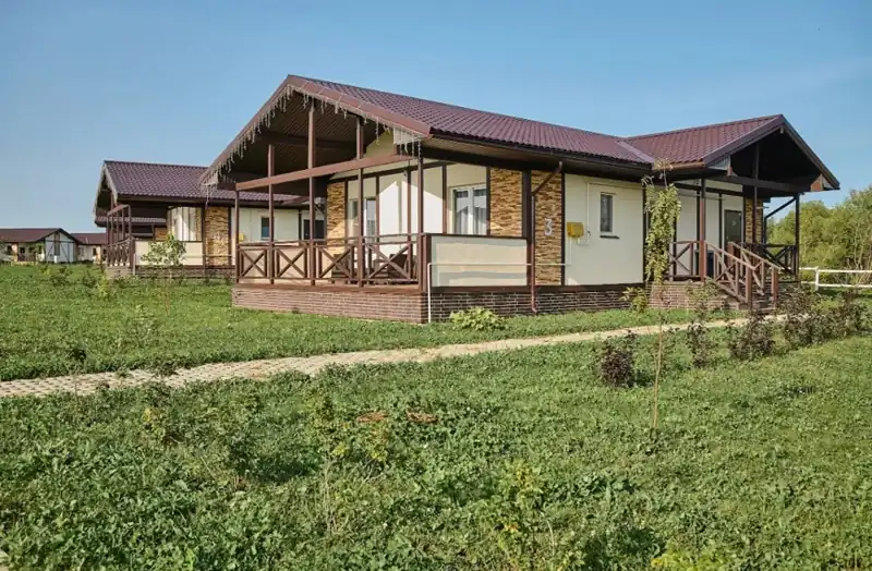 Двухкомнатный коттедж 80 м² с гостиной-кухней и террасой