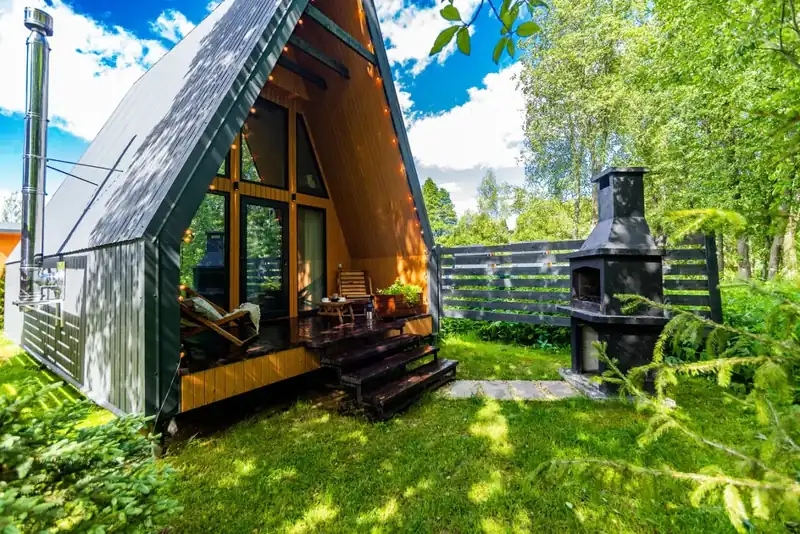 А-фрейм 37 м² с камином и террасой у леса