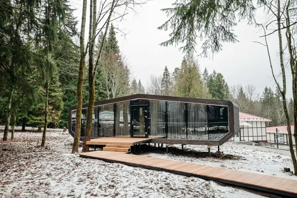 Арт-коттедж АТОММ 33 м² с панорамным остеклением и спальней King Size