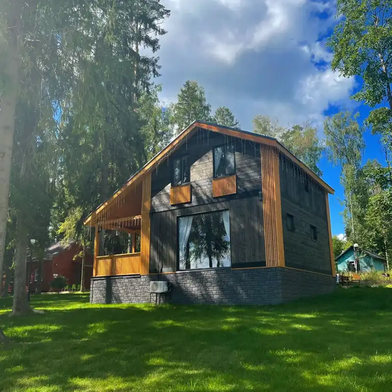 Двухэтажный Black House 120 м² с тремя спальнями, балконом и беседкой