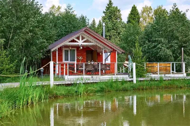 Дом у озера 50 м² с камином и большой террасой