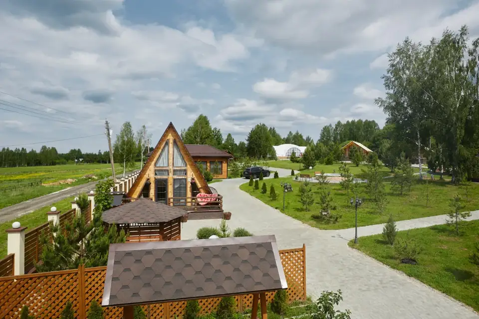 А-фрейм 55 м² с беседкой и качелями