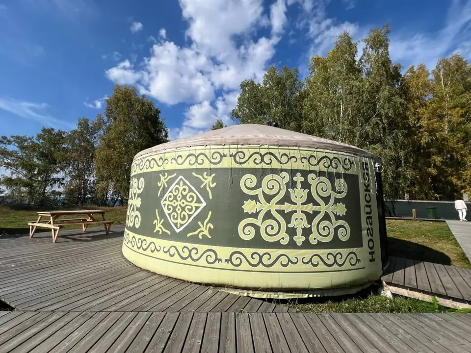 Юрта с видом на озеро и двухуровневой кроватью
