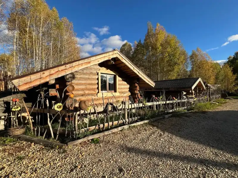 Маленькая русская изба для пары