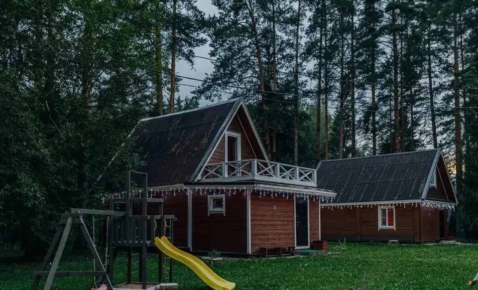 Коттедж из сруба с террасой и спальней в мансарде