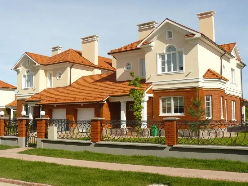 Кирпичный коттедж 180 м² с камином, террасой и барбекю