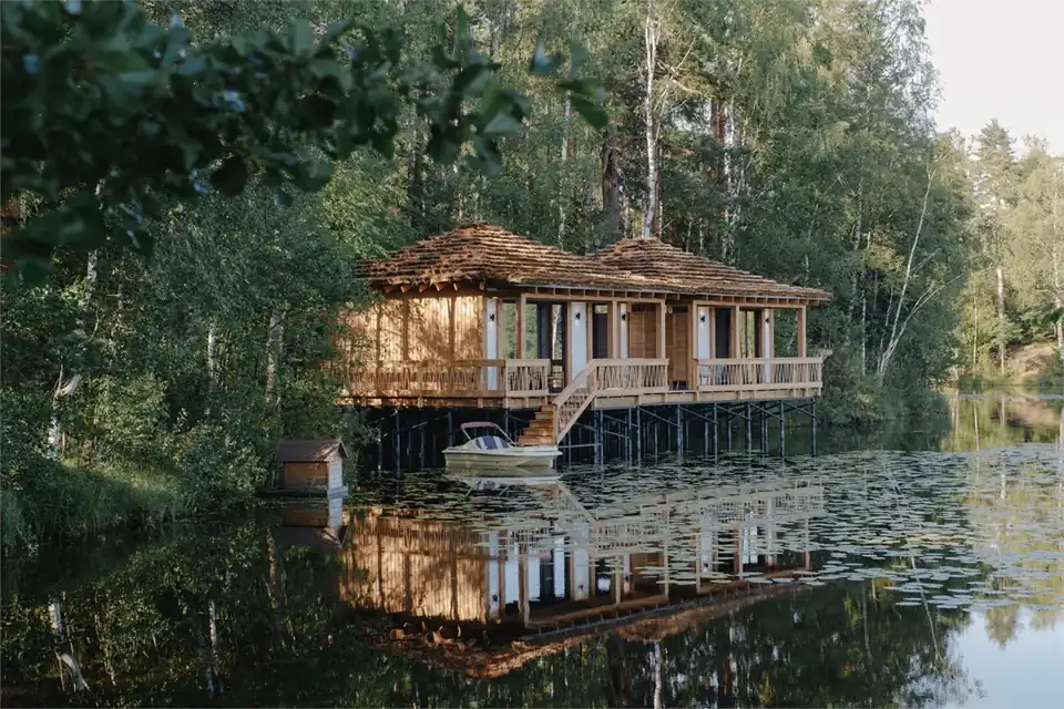 Лодж на воде над Медным озером