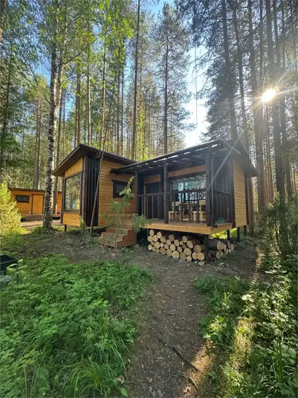 Семейный глэмп с панорамным окном, диваном и террасой