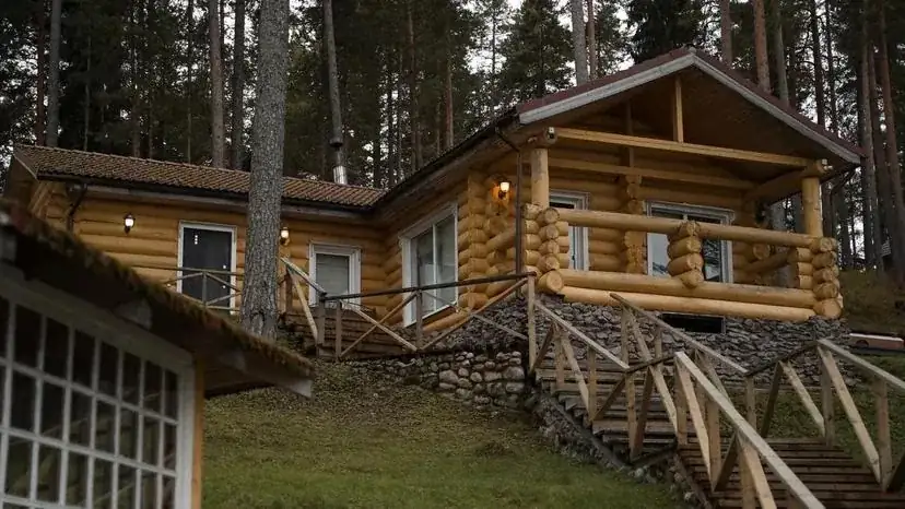 Бревенчатый дом с видом на озеро, 2 одинаковых дома