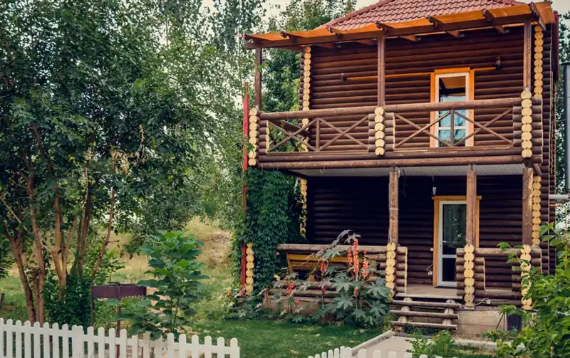 Бревенчатая «Изба» с балконом и мансардой