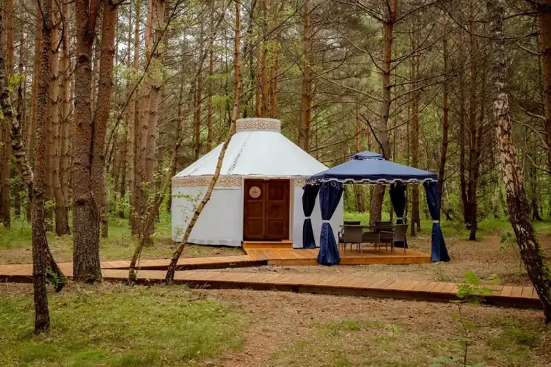 Две одинаковые юрты с ванной комнатой в сосновом лесу