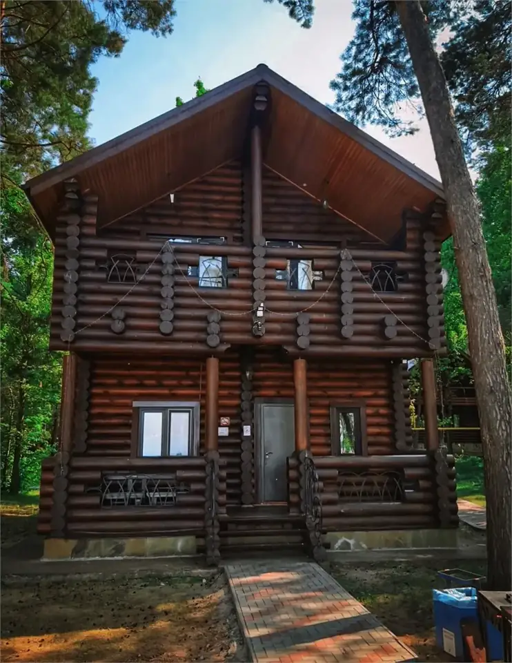 Двухэтажный гостевой дом из бревна