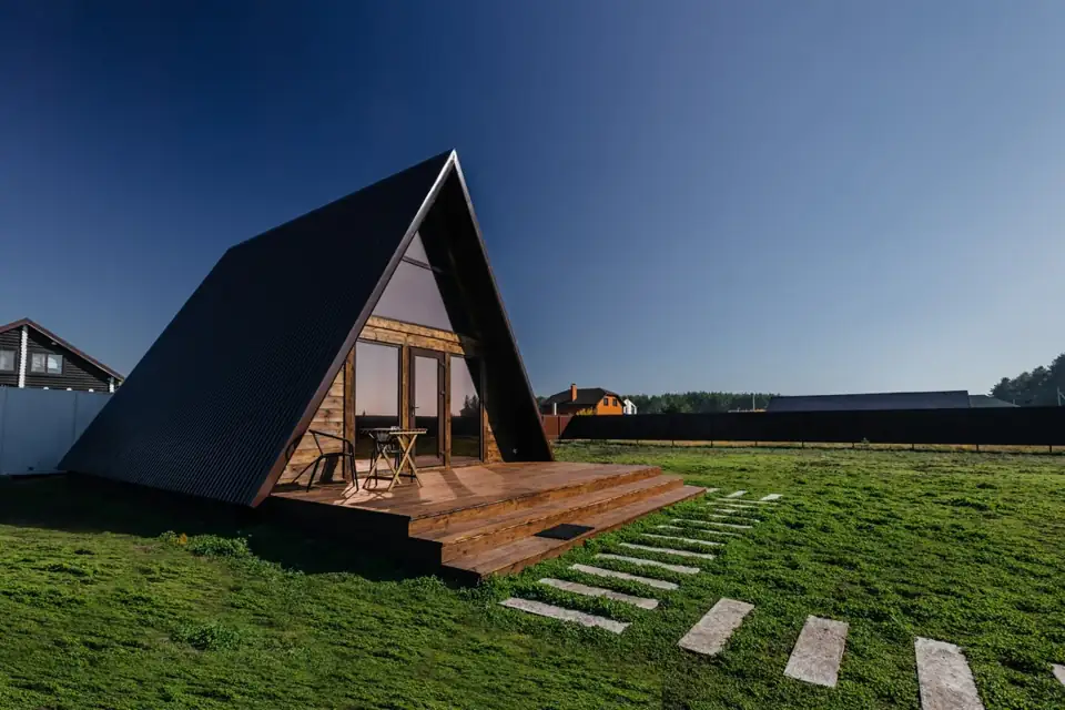 Шалаш Тайм: А-фреймы и кубы с чаном у Волги