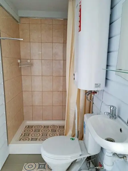Двухместный номер с двуспальной кроватью и дополнительной кроватью